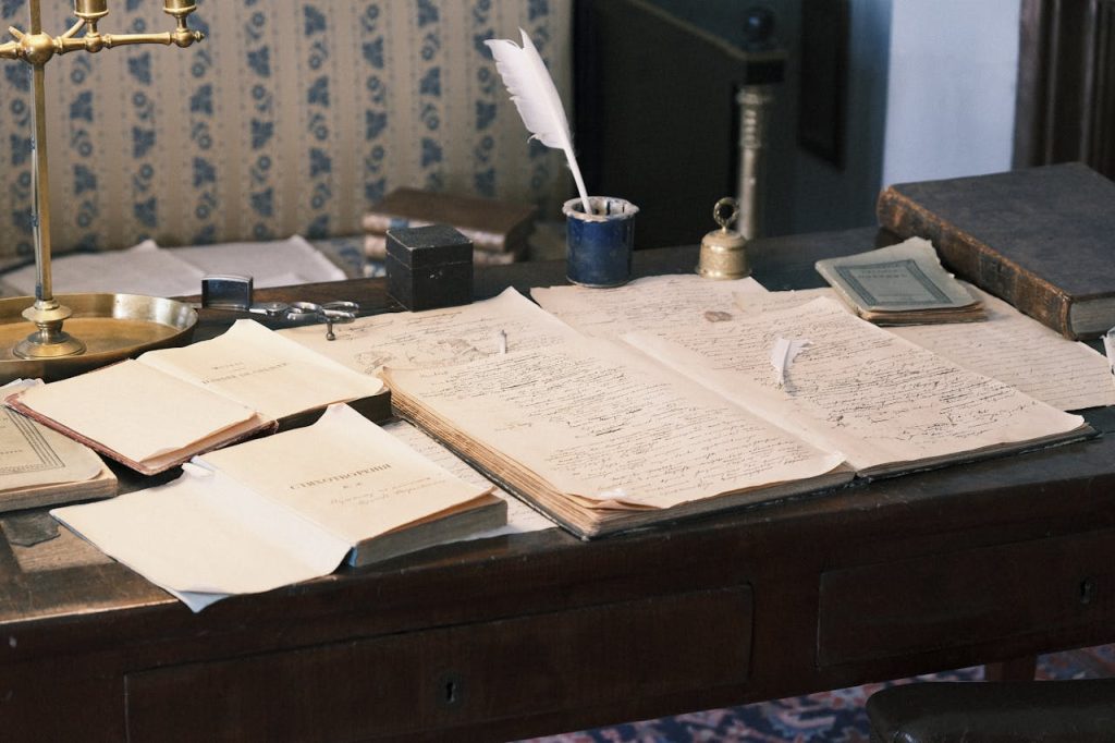 Libros y cuadernos abiertos encima de una mesa