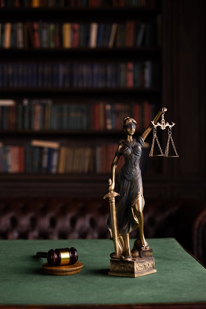 Símbolos de justicia, la balanza, el mazo y libros de derecho laboral